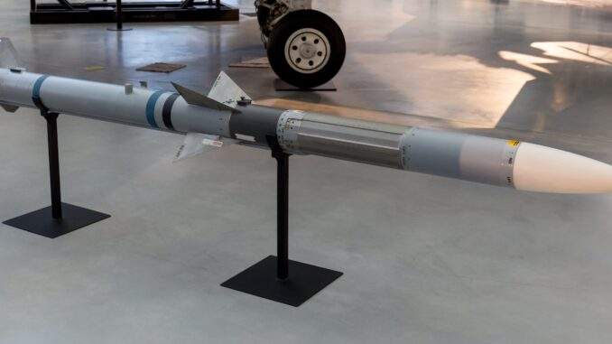 صواريخ من طراز "AIM-120C-8"