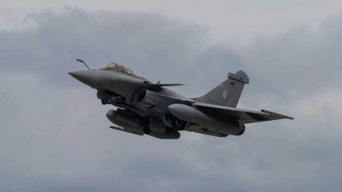 إندونيسيا تعزز قدراتها الجوية بمقاتلات “رافال” الفرنسية