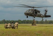 جندي أمريكي يصبح أول من يخطط وينفذ مهام مروحية بلاك هوك ذاتية القيادة باستخدام تقنية MATRIX™ في مناورة نورثرن سترايك 2-25