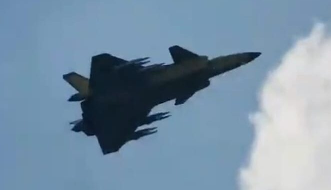 المقاتلة الصينية J-20 تكشف عن “وضع الوحش”: 8 صواريخ PL-15 على نقاط تعليق خارجية