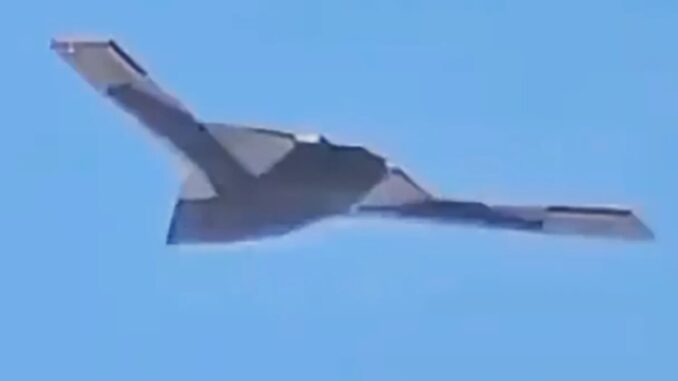 ظهور أول لمسيّرة صينية شبحية عابرة للقارات بحجم القاذفة B-2