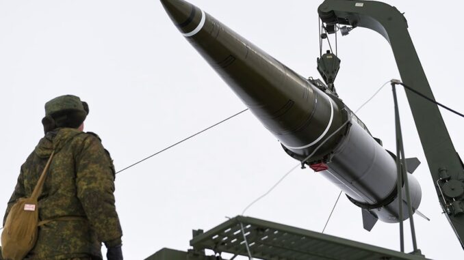 روسيا تضاعف إنتاج “إسكندر-إم” 5 مرات.. صواريخ باليستية بـ 7 رؤوس حربية لتلبية المتطلبات