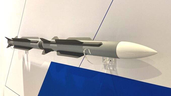 واشنطن تطلب تمويلاً ضخماً لتطوير صواريخ AIM-260 في مواجهة PL-15 الصينية