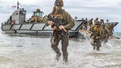 ما سبب طرد البحرية الأمريكية خمسة من القادة في أقل من أسبوع واحد؟