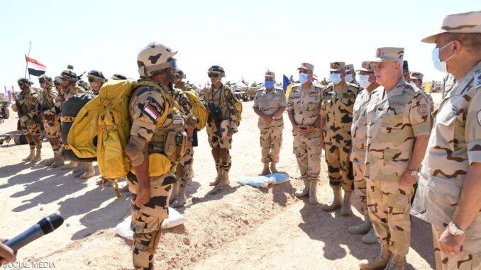 رئيس الأركان المصري يتفقد الاستعداد القتالي بالاتجاه الغربي