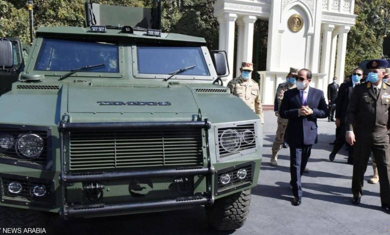 بالصور.. الرئيس المصري يتفقد مركبات مدرعة طورها الجيش المصري