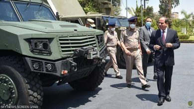 الرئيس المصري يتفقد مدرعة مصرية تصنع محلياً (صور)