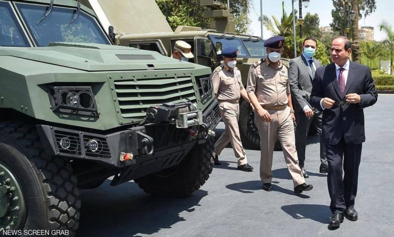 الرئيس المصري يتفقد مدرعة مصرية تصنع محلياً (صور)