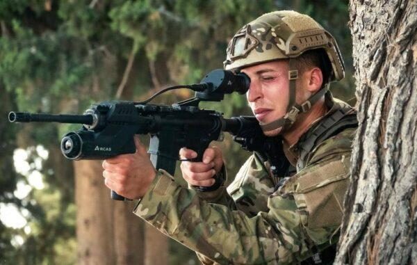 شركة إسرائيلية تكشف عن بندقية ثورية تجعل المعارك أشبه بألعاب الفيديو