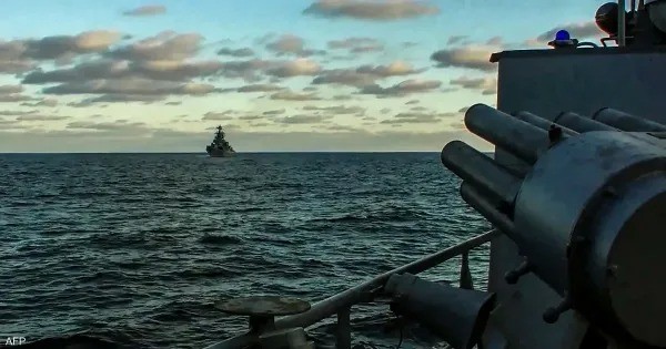 اقتراب خطير لسفينتين حربيتين صينية وأمريكية في بحر الصين الجنوبي