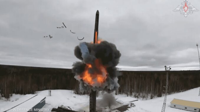 أقوى من السلاح النووي ومستحيل الاعتراض.. لوكاشينكو يعلن نشر منظومة “أوريشنيك” في بلاده