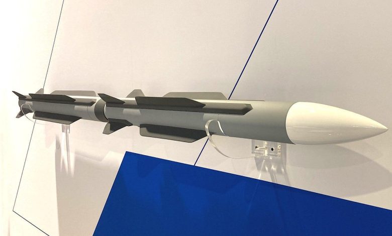 “بوينغ” تكشف عن مفهوم جديد لصاروخ جو-جو بعيد المدى