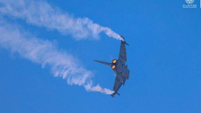 الصقور السعودية تبهّر حفل افتتاح معرض البحرين الدولي للطيران