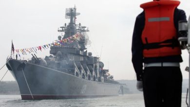 أصابها صاروخ أم حريق فجر ذخائر على متنها.. دخان سفينة موسكفا يتصاعد بحراً