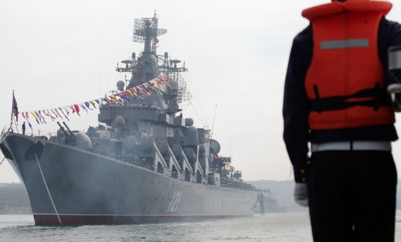 أصابها صاروخ أم حريق فجر ذخائر على متنها.. دخان سفينة موسكفا يتصاعد بحراً