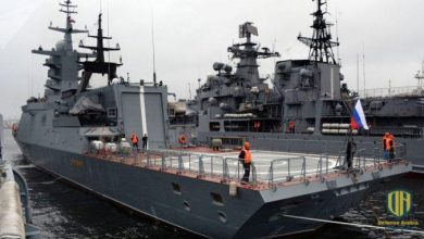 طائرة عسكرية أمريكية تحلق مباشرة فوق السفن الحربية الروسية وتقوم باستفزاز خطير