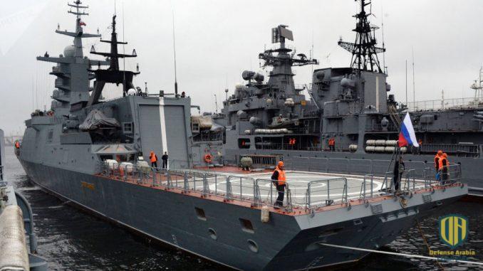 طائرة عسكرية أمريكية تحلق مباشرة فوق السفن الحربية الروسية وتقوم باستفزاز خطير