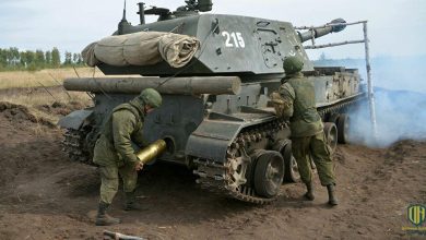 يستخدمه الجيش السوري.. الدفاع الروسية تتسلم دفعة أولى  مدفع “أكاتسيا” المطوّر