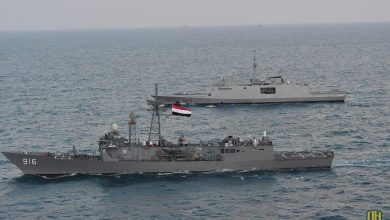 القوات البحرية المصرية واليونانية تنفذان تدريباً بحرياً عابراً فى نطاق الأسطول الشمالي