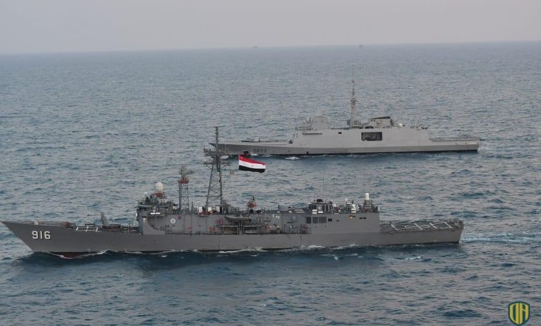 القوات البحرية المصرية واليونانية تنفذان تدريباً بحرياً عابراً فى نطاق الأسطول الشمالي