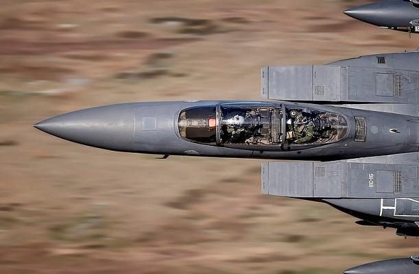 بالفيديو: مقاتلات “إف-15” ترافق قاذفة “بي-1بي” أمريكية في طريقها إلى منطقة الخليج