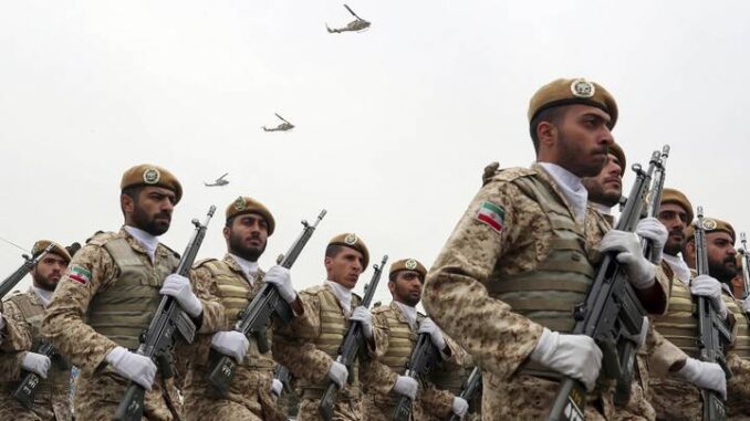 إيران تستعرض مسيّراتها وغواصاتها بمناورات عسكرية قرب مضيق هرمز