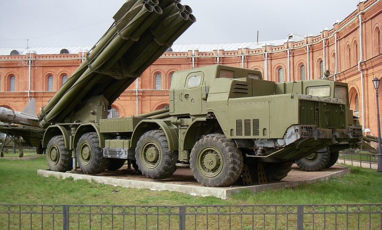 تعرف الى راجمة الصواريخ الروسية الصنع سميرتش BM-30 Smerch (فيديو)