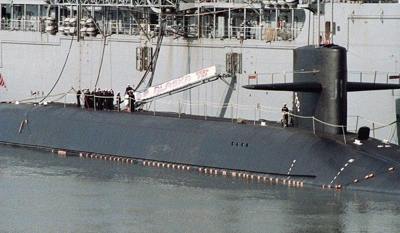 البحرية الأمريكية تتسلم ثاني غواصة مزودة بصواريخ نووية “منخفضة” القوة