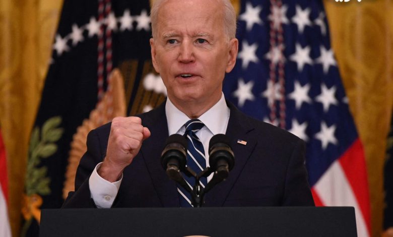 أسوشيتد برس: إدارة بايدن تدرس فرض عقوبات جديدة على الحوثيين