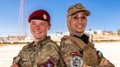 سيدات في الجيش البريطاني يقمن بتدريبات على المهارات العسكرية في الأردن