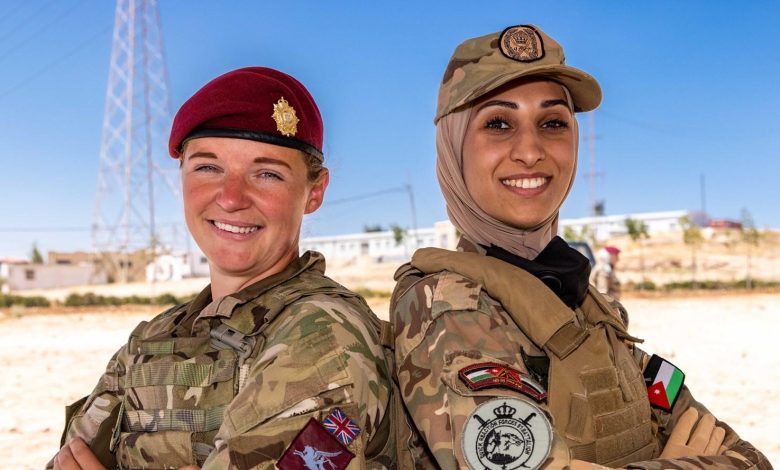 سيدات في الجيش البريطاني يقمن بتدريبات على المهارات العسكرية في الأردن