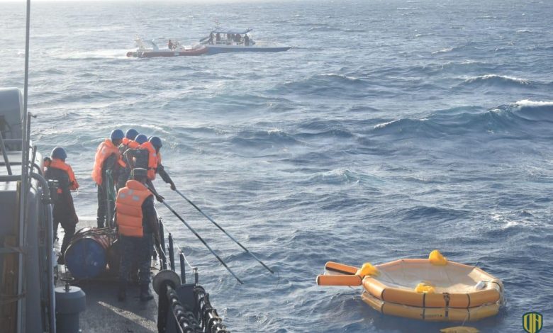 بالصور: القوات المسلحة المصرية تنفذ تجربة تحاكي إنقاذ عبارة ‏غارقة