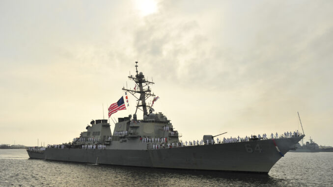 تفاصيل الحادث الذي وقع في المدمرة الأمريكية “يو إس إس كارني”