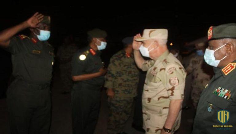 إشارة لتدخل عسكري محتمل؟ رئيس الأركان المصري يصل الخرطوم