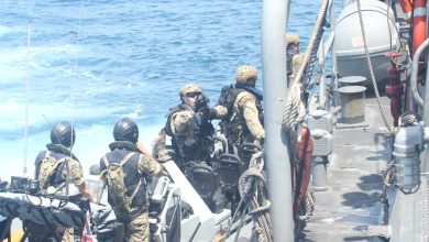 البحرية الأمريكية تطلق قذيفة على زوارق الحرس الثوري الإيراني