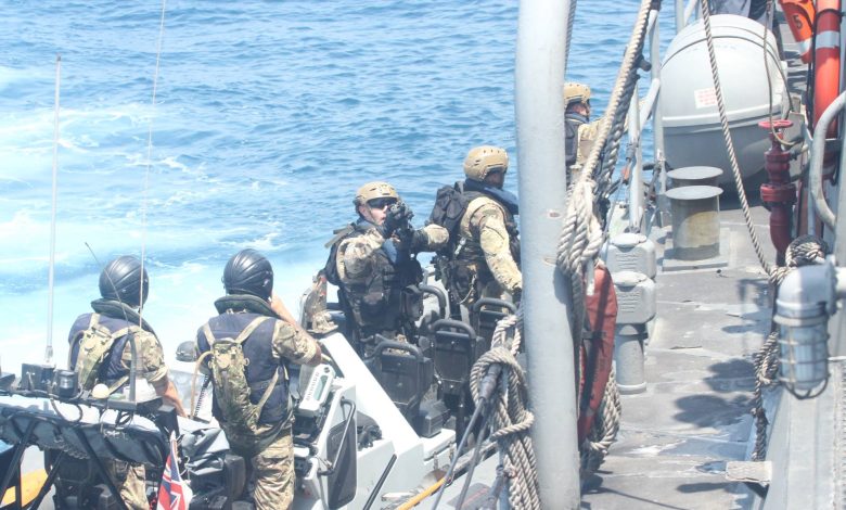 البحرية الأمريكية تطلق قذيفة على زوارق الحرس الثوري الإيراني