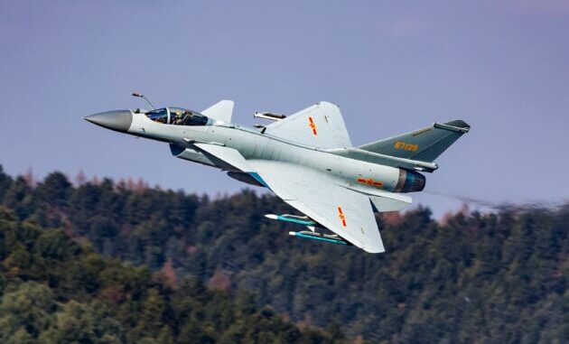 إندونيسيا تُفاجئ الجميع: لا صفقة نهائية لشراء المقاتلة الصينية J-10