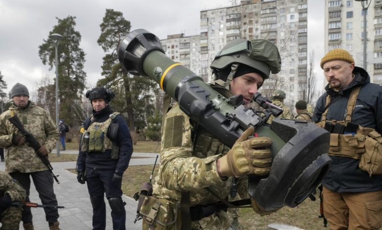 خبير عسكري: الأسلحة المرسلة الى أوكرانيا ستصوب مستقبلا بوجه من أرسلها