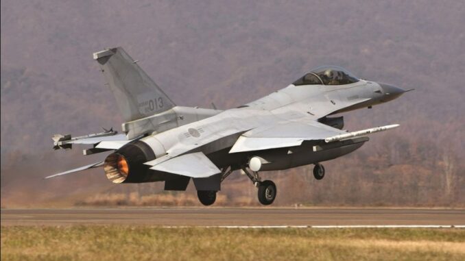 كوريا الجنوبية تكشف عن سبب تحطم مقاتلة KF-16C وتؤجل تدريباتها الجوية