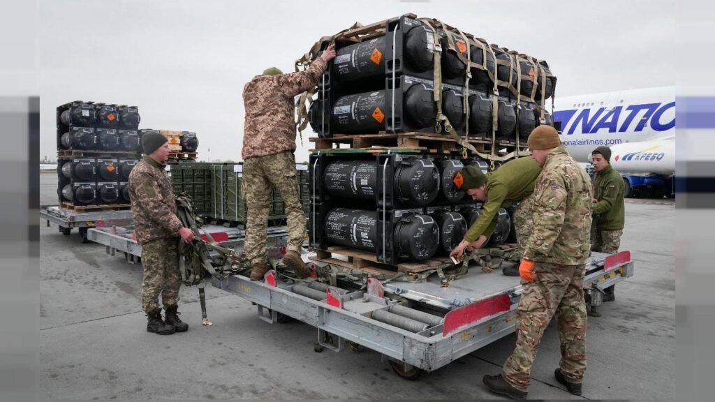 جنود أوكرانيون يفكون عبوات صواريخ جافلين