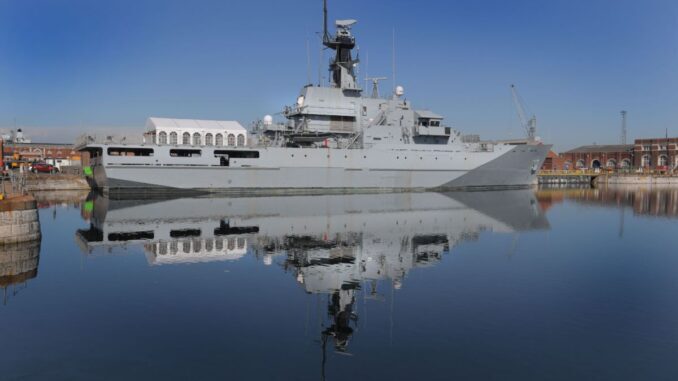 البحرين تتسلّم سفينة الدورية الحربية “سفينة مملكة البحرين الزبارة”