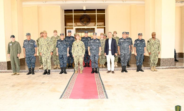 قائد القوات البحرية للقيادة المركزية الأمريكية يزور قاعدة برنيس البحرية