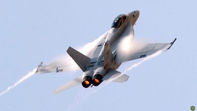 بالصور: انتشال طائرة مقاتلة تابعة للبحرية الأمريكية من البحر