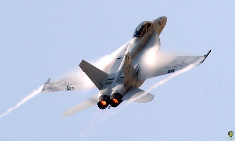 بالصور: انتشال طائرة مقاتلة تابعة للبحرية الأمريكية من البحر