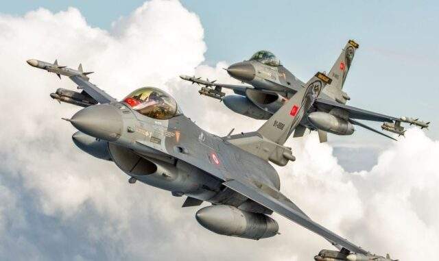 “لوكهيد مارتن” تعرض نموذج لطائرة “إف-16 بلوك 70” مزينًا بعلم تركيا في “آيدف-2023”