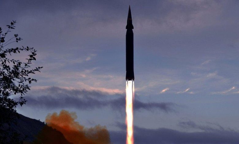 كوريا الشمالية اختبرت صاروخاً تعتبره أحد “أهم خمسة” أنظمة أسلحة جديدة في خطتها للتطوير العسكري