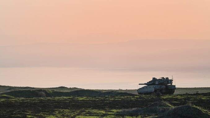 مجهزة بأجهزة استشعار متطورة.. دبابة “باراك” تدخل ساحة العمليات العسكرية