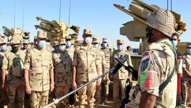 وزير الدفاع المصري يشهد المرحلة الرئيسية لمشروع تكتيكي بإحدى وحدات الجيش الثالث الميداني