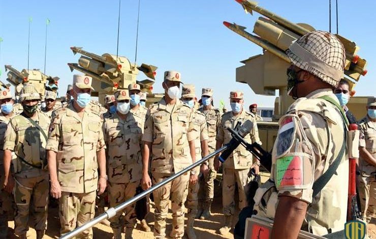 وزير الدفاع المصري يشهد المرحلة الرئيسية لمشروع تكتيكي بإحدى وحدات الجيش الثالث الميداني