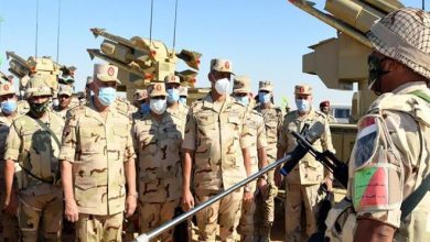 وزير الدفاع المصري يشهد المرحلة الرئيسية لمشروع تكتيكي بإحدى وحدات الجيش الثالث الميداني